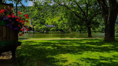 Nehir kıyısında ahşap bank ve bank