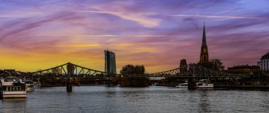 Frankfurt am Main 'de akşam yemeği. Demir Köprü 'nün görüntüsü.