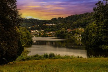 Parktaki gölün güzel manzarası.
