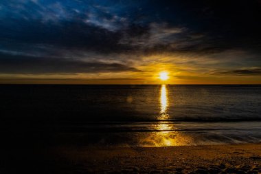 Kumsalda gün batımı