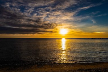 Akdeniz 'de güzel bir gün doğumu. Kış Barselona. Ocak 'ta İspanya.