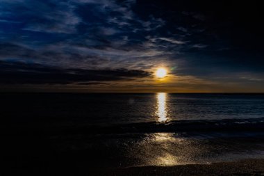akşam deniz üzerinde gün batımı.