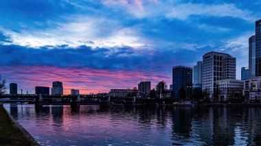 Frankfurt 'ta gün batımı harika.