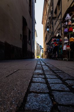 Strasbourg 'un merkezinde boş bir sokak. 