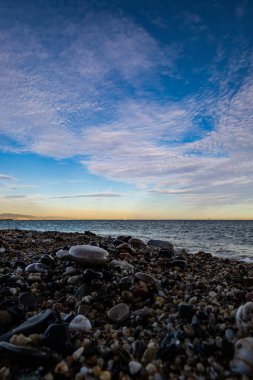 Denizin üzerinde güzel bir gün batımı