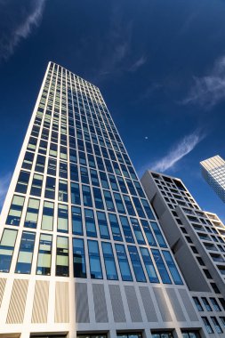 gökyüzü arka plan üzerinde modern Binası