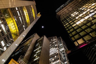 Geceleri ofis binası