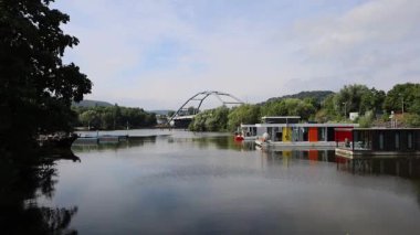 Şehirdeki köprü ve nehir