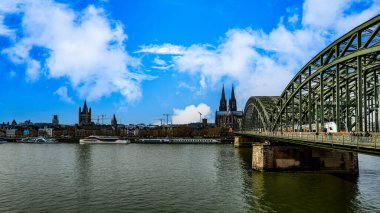 Almanya 'daki Köln Köprüsü ve Ren Nehri manzarası.