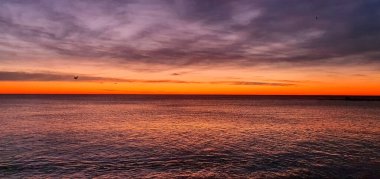 Denizin üzerinde güzel bir gün batımı