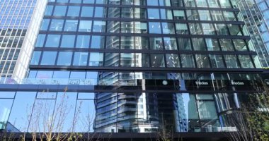 Şehrin modern binası