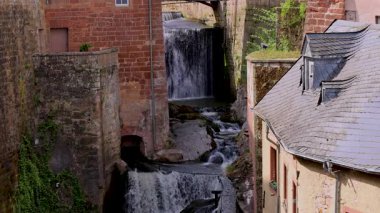 Saarburg şehrinde hidrolik yapıları olan bir şelale. Almanya