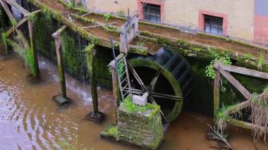 Saarburg şehrinde eski su değirmenleri olan şelale. Almanya.