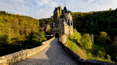 Almanya 'nın antik mimarisi. Eltz Kalesi 'nin güzel akşam manzarası.