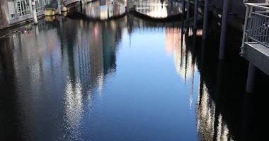 Hamburg 'un kanallarından birinin güzel sabah manzarası