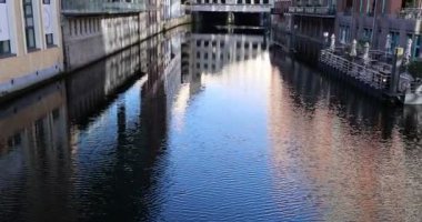 Hamburg 'un kanallarından birinin güzel sabah manzarası