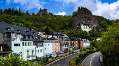 Idar-Oberstein kasabasındaki kayadaki kilisenin manzarası. Almanya.