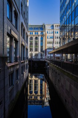İlkbaharda sabah Hamburg 'un su kanalları