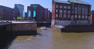 Hamburg 'un kanallarından birinde bir eğlence gemisi yol alıyor. Bahar Almanya.