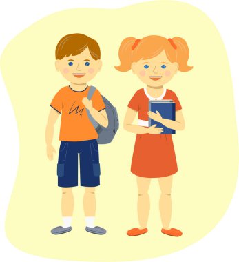 Turuncu tişörtlü ve mavi şortlu bir çocuk ve koyu turuncu elbiseli bir kız okula gitmeye hazır..