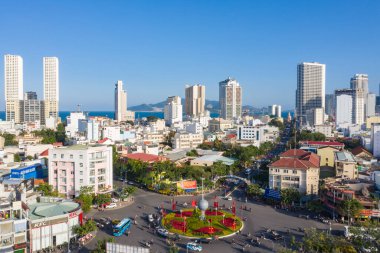Nha Trang 'ın kıyı kenti yukarıdan güzel bir kıyı şeridi gibi görünüyor. Burası Vietnam 'ın ortasında dinlenmek isteyen bir şehir.