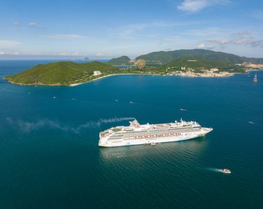 Nha Trang 'ın kıyı kenti yukarıdan güzel bir kıyı şeridi gibi görünüyor. Burası Vietnam 'ın ortasında dinlenmek isteyen bir şehir.