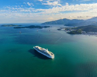 Nha Trang 'ın kıyı kenti yukarıdan güzel bir kıyı şeridi gibi görünüyor. Burası Vietnam 'ın ortasında dinlenmek isteyen bir şehir.