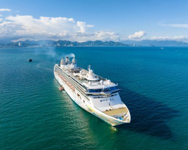 Nha Trang 'ın kıyı kenti yukarıdan güzel bir kıyı şeridi gibi görünüyor. Burası Vietnam 'ın ortasında dinlenmek isteyen bir şehir.