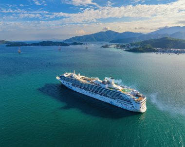 Nha Trang 'ın kıyı kenti yukarıdan güzel bir kıyı şeridi gibi görünüyor. Burası Vietnam 'ın ortasında dinlenmek isteyen bir şehir.