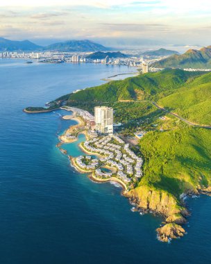 Nha Trang 'ın kıyı kenti yukarıdan güzel bir kıyı şeridi gibi görünüyor. Burası Vietnam 'ın ortasında dinlenmek isteyen bir şehir.