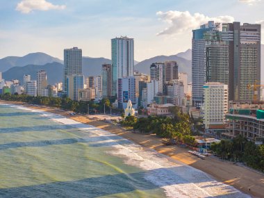 Nha Trang 'ın kıyı kenti yukarıdan güzel bir kıyı şeridi gibi görünüyor. Burası Vietnam 'ın ortasında dinlenmek isteyen bir şehir.