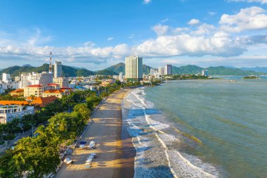 Nha Trang 'ın kıyı kenti yukarıdan güzel bir kıyı şeridi gibi görünüyor. Burası Vietnam 'ın ortasında dinlenmek isteyen bir şehir.