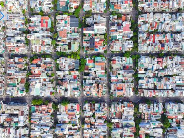 Nha Trang 'ın kıyı kenti yukarıdan güzel bir kıyı şeridi gibi görünüyor. Burası Vietnam 'ın ortasında dinlenmek isteyen bir şehir.