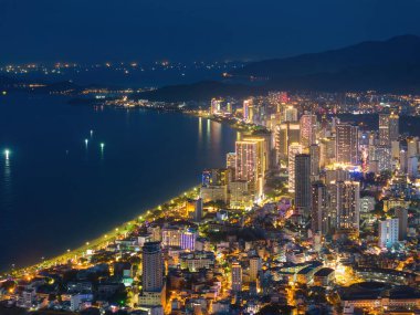 Nha Trang 'ın kıyı kenti yukarıdan güzel bir kıyı şeridi gibi görünüyor. Burası Vietnam 'ın ortasında dinlenmek isteyen bir şehir.