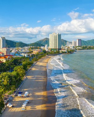 Nha Trang 'ın kıyı kenti yukarıdan güzel bir kıyı şeridi gibi görünüyor. Burası Vietnam 'ın ortasında dinlenmek isteyen bir şehir.