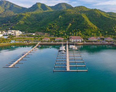 Nha Trang 'ın kıyı kenti yukarıdan güzel bir kıyı şeridi gibi görünüyor. Burası Vietnam 'ın ortasında dinlenmek isteyen bir şehir.