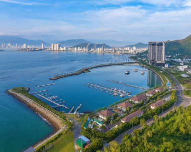 Nha Trang 'ın kıyı kenti yukarıdan güzel bir kıyı şeridi gibi görünüyor. Burası Vietnam 'ın ortasında dinlenmek isteyen bir şehir.