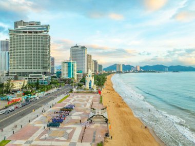 Nha Trang 'ın kıyı kenti yukarıdan güzel bir kıyı şeridi gibi görünüyor. Burası Vietnam 'ın ortasında dinlenmek isteyen bir şehir.