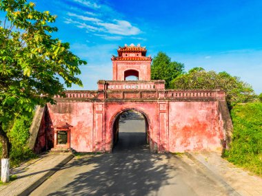 Nha Trang 'ın kıyı kenti yukarıdan güzel bir kıyı şeridi gibi görünüyor. Burası Vietnam 'ın ortasında dinlenmek isteyen bir şehir.