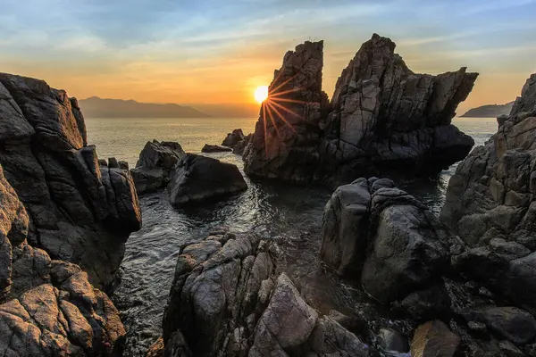 Nha Trang 'ın kıyı kenti yukarıdan güzel bir kıyı şeridi gibi görünüyor. Burası Vietnam 'ın ortasında dinlenmek isteyen bir şehir.