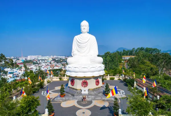 Nha Trang 'ın kıyı kenti yukarıdan güzel bir kıyı şeridi gibi görünüyor. Burası Vietnam 'ın ortasında dinlenmek isteyen bir şehir.