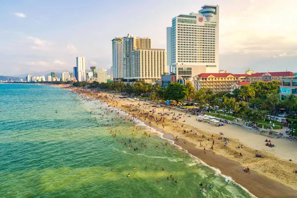 Nha Trang 'ın kıyı kenti yukarıdan güzel bir kıyı şeridi gibi görünüyor. Burası Vietnam 'ın ortasında dinlenmek isteyen bir şehir.