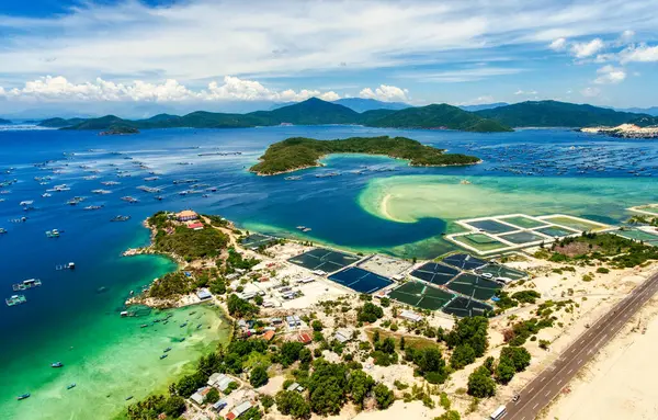 Nha Trang 'ın kıyı kenti yukarıdan güzel bir kıyı şeridi gibi görünüyor. Burası Vietnam 'ın ortasında dinlenmek isteyen bir şehir.