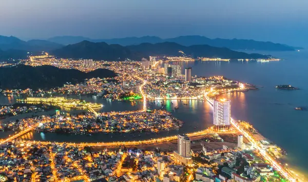 Nha Trang 'ın kıyı kenti yukarıdan güzel bir kıyı şeridi gibi görünüyor. Burası Vietnam 'ın ortasında dinlenmek isteyen bir şehir.