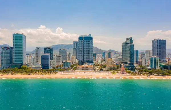 Nha Trang 'ın kıyı kenti yukarıdan güzel bir kıyı şeridi gibi görünüyor. Burası Vietnam 'ın ortasında dinlenmek isteyen bir şehir.