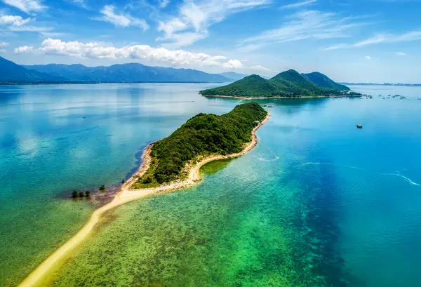 Nha Trang 'ın kıyı kenti yukarıdan güzel bir kıyı şeridi gibi görünüyor. Burası Vietnam 'ın ortasında dinlenmek isteyen bir şehir.