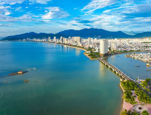 Nha Trang 'ın kıyı kenti yukarıdan güzel bir kıyı şeridi gibi görünüyor. Burası Vietnam 'ın ortasında dinlenmek isteyen bir şehir.