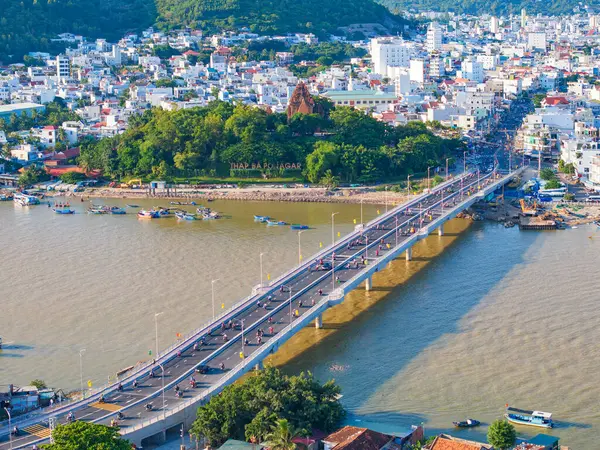 Nha Trang 'ın kıyı kenti yukarıdan güzel bir kıyı şeridi gibi görünüyor. Burası Vietnam 'ın ortasında dinlenmek isteyen bir şehir.