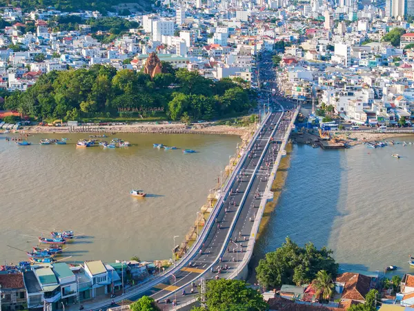 Nha Trang 'ın kıyı kenti yukarıdan güzel bir kıyı şeridi gibi görünüyor. Burası Vietnam 'ın ortasında dinlenmek isteyen bir şehir.