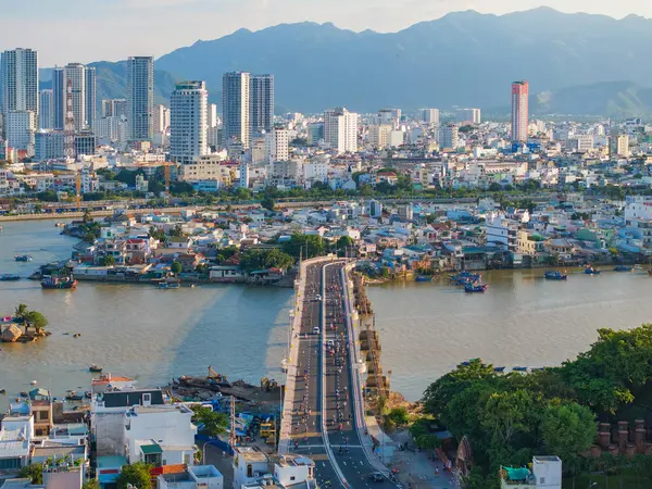 Nha Trang 'ın kıyı kenti yukarıdan güzel bir kıyı şeridi gibi görünüyor. Burası Vietnam 'ın ortasında dinlenmek isteyen bir şehir.